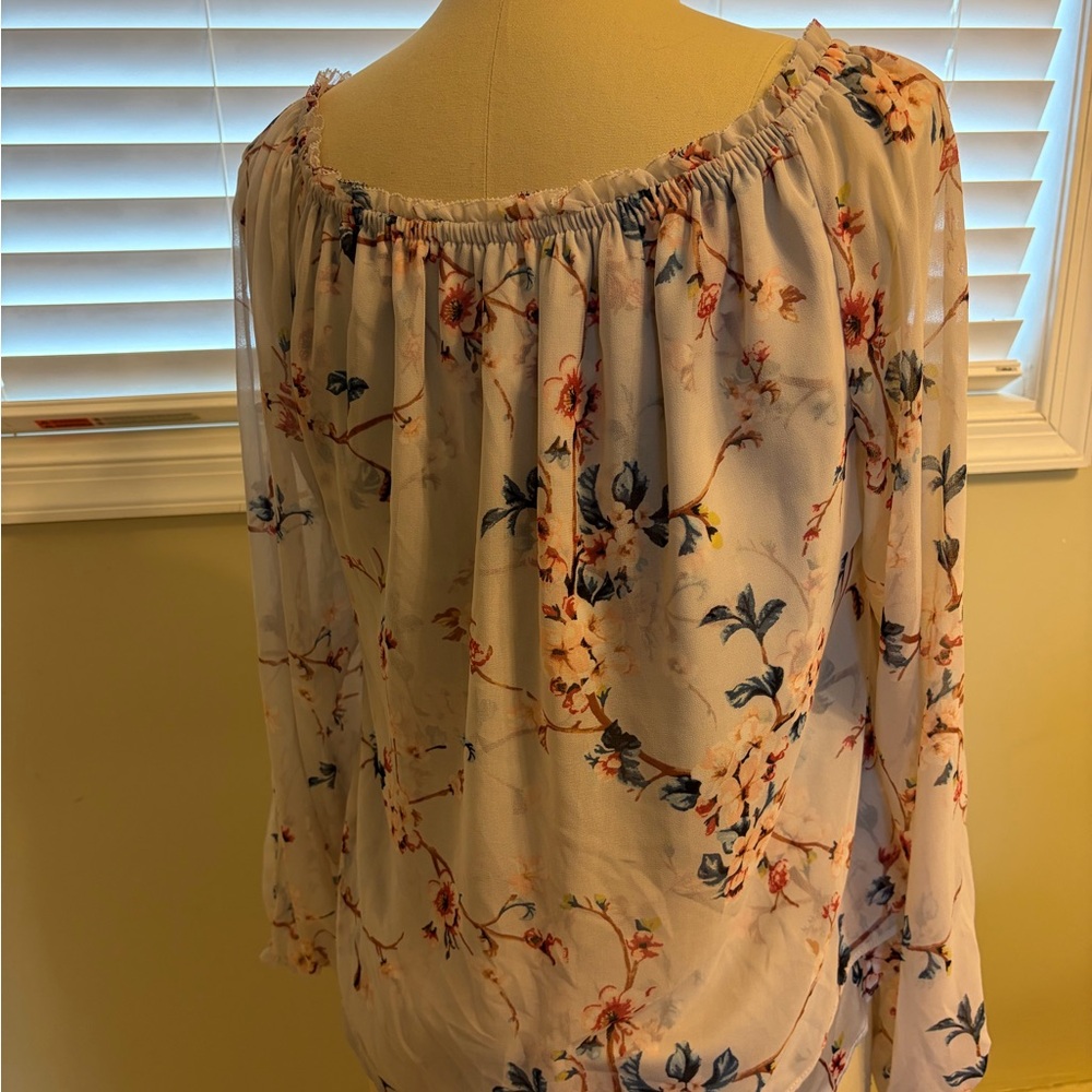💥 Gorgeous WHBM Floral Blouse with Fitted Neckline - Picture 3 of 10